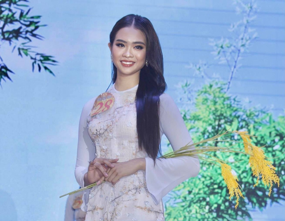 Lê Thị Ánh Dương (sinh năm 2001) là sinh viên năm nhất ngành Ngôn ngữ Anh, Đại học Nam Cần Thơ. Đồng thời, cô còn là vận động viên bóng chuyền chuyên nghiệp, thành viên trong đội tuyển trẻ môn bóng chuyền bãi biển tỉnh Sóc Trăng, đang tập huấn tại Trung tâm huấn luyện thể thao Quốc gia Cần Thơ.