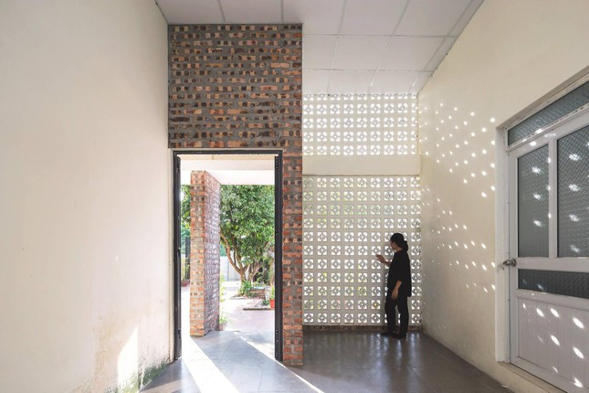 Nắng hướng Tây không thể chiếu trực tiếp vào nhà nhờ bức tường gạch bông gió, đồng thời tạo nên những bóng nắng rất đẹp.