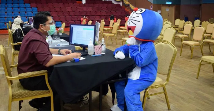 "Doraemon" đi tiêm vaccine ngừa Covid-19.