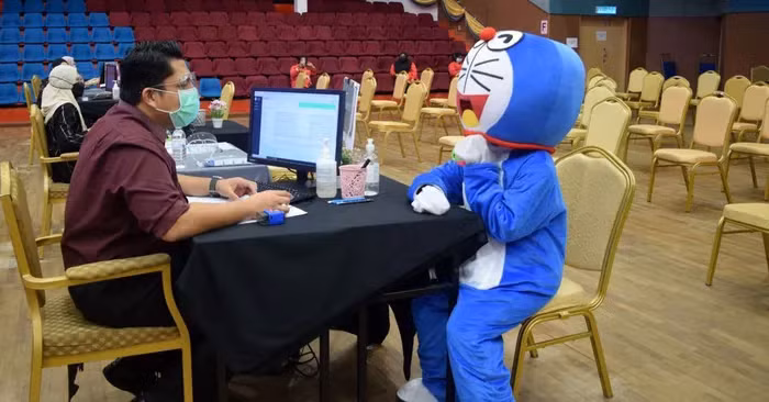 "Doraemon" đi tiêm vaccine ngừa Covid-19.