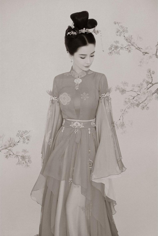 Thời gian qua, AngelaBaby vướng nhiều tin đồn về đời tư. Cô còn bị liệt vào danh sách "9 mỹ nhân Hoa ngữ không được lòng người qua đường" vì có quá nhiều scandal.