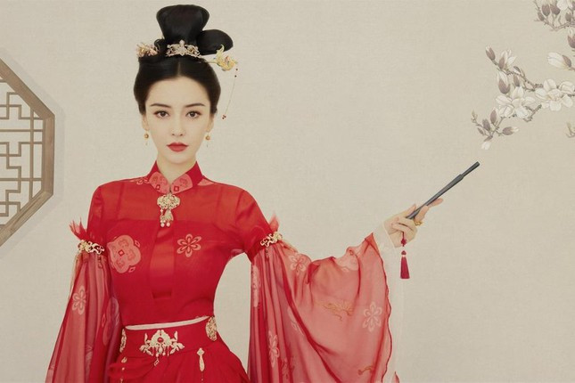 Bộ ảnh gây sốt cộng đồng mạng Trung Quốc. Đa phần đều xiêu lòng dung mạo kiều diễm và khí chất lạnh lùng của AngelaBaby trong tạo hình mới.