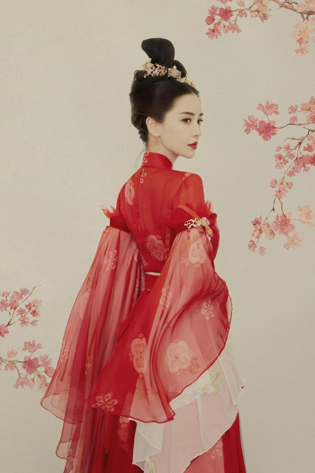 Không rõ đây là tạo hình của nữ diễn viên 32 tuổi trong phim cố trang đang quay "Trần Duyên" hay phim mới hay chỉ đơn thuần là bộ ảnh theo phong cách thời xưa.