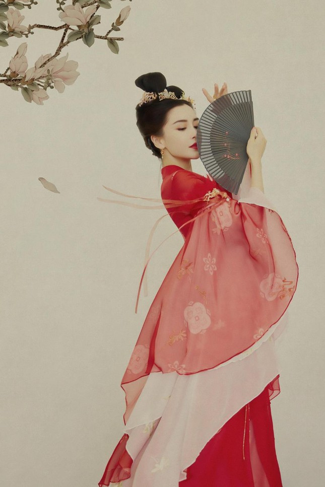 Bộ ảnh được chụp theo phong cách tranh thủy mặc càng khiến bà xã Huỳnh Hiểu Minh như mỹ nhân trong tranh, đẹp đến siêu thực.