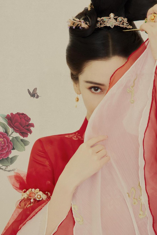 Ánh nhìn sắc lẹm đầy bí ẩn như đang mưu tính chuyện gì.