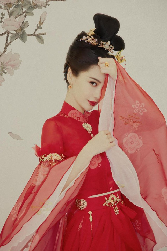 Bà mẹ một con bị liệt vào danh sách "bình hoa di động". Không chỉ diễn xuất kém, một màu, không cảm xúc, AngelaBaby không ít lần bị chỉ trích vì lạm dụng thế thân, thường xuyên vắng mặt trên phim trường, cũng không học lời thoại mà sử dụng lồng tiếng. Như trong "Cô Phương Bất Tự Thưởng", người đẹp chỉ có mặt trên phim trường vỏn vẹn 2 tuần dù là nữ chính.