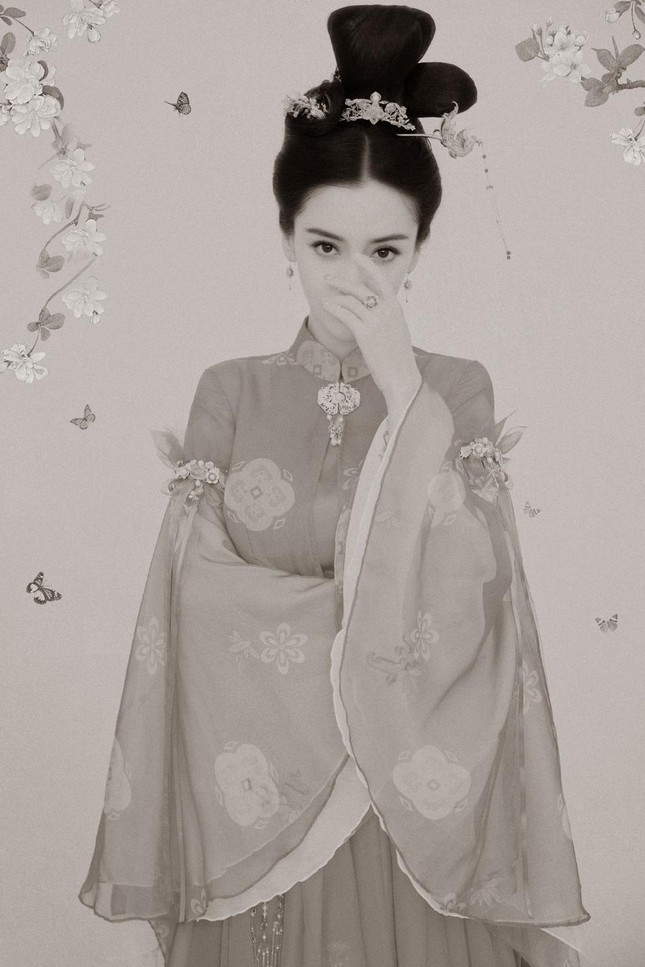 Theo đó, cô bị đồn bỏ rơi Trần Vỹ Đình, rồi chen chân vào chuyện tình của Huỳnh Hiểu Minh và Lý Phi Nhi. Gần đây, nàng "Vân Trung Ca" bị nghi cặp kè với mỹ nam kém 9 tuổi Thái Từ Khôn.