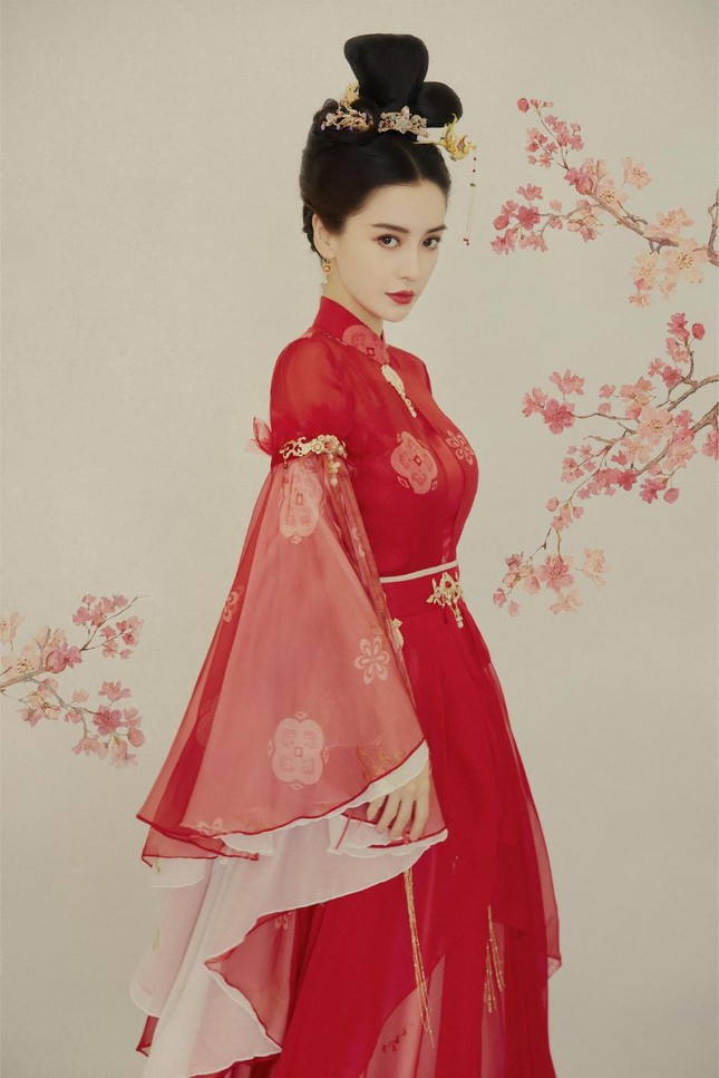 Được đánh giá là một trong những mỹ nhân cổ trang của showbiz Hoa ngữ, AngelaBaby chưa bao giờ khiến công chúng thất vọng về tạo hình trong phim. Tuy nhiên, diễn xuất là vấn đề lớn đối với cô.