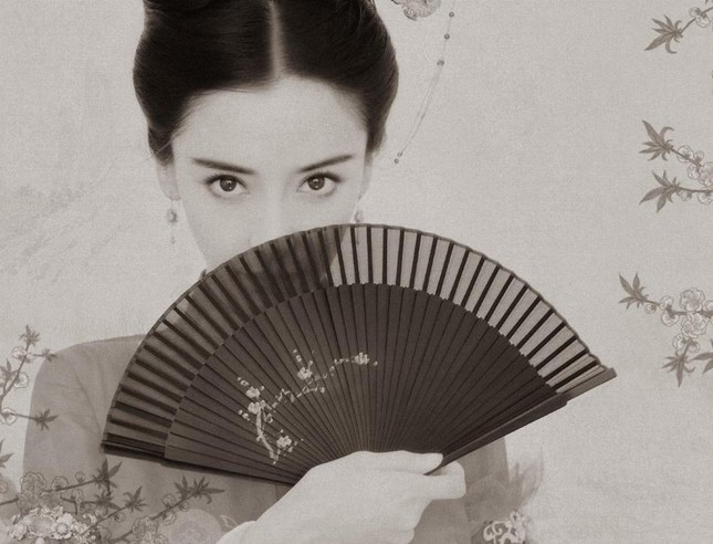 Người đẹp cũng được cho là đã ly hôn Huỳnh Hiểu Minh vì lâu nay không cùng xuất hiện, cũng không tương tác trên mạng xã hội hay nhắc đến nhau trong các bài phỏng vấn. Trong cuộc phỏng vấn gần đây, cô còn "ẩn ý" rằng phụ nữ cần phải học cách yêu bản thân trước khi yêu người khác, yêu đương càng sâu đậm thì chia tay càng đau khổ.