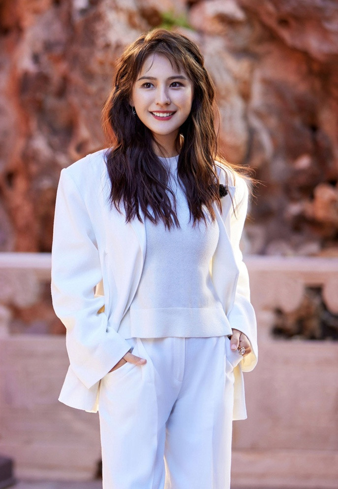 Tuy có sự nghiệp nổi bật, diễn xuất được đánh giá cao, Nhiệt Y Trát là người đẹp gặp nhiều biến cố trong chuyện tình cảm. Sau chuyện chia tay bạn trai Chu Du vì phát hiện nam diễn viên ngoại tình, cô kín tiếng trong chuyện tình cảm. Tháng 12/2020, theo Sina, người đẹp Tân Cương thông báo sinh con gái đầu lòng, giấu kín danh tính cha đứa bé. Ảnh: Sina.