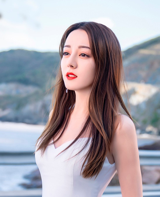 Địch Lệ Nhiệt Ba tốt nghiệp Học viện Sân khấu Điện ảnh, sau đó xuất hiện trên sóng truyền hình với bộ phim A Na Nhĩ Hãn. Theo SCMP, Dương Mịch đã phát hiện ra vẻ đẹp ấn tượng của người đẹp Tân Cương và mời nữ diễn viên về đầu quân cho công ty giải trí. Năm 2019, Địch Lệ Nhiệt Ba lần đầu biểu diễn trong tiệc mừng năm mới của đài CCTV. Xuân Vãn là một trong những sự kiện lớn, quy tụ toàn ngôi sao showbiz, giúp người đẹp nâng cao danh tiếng.