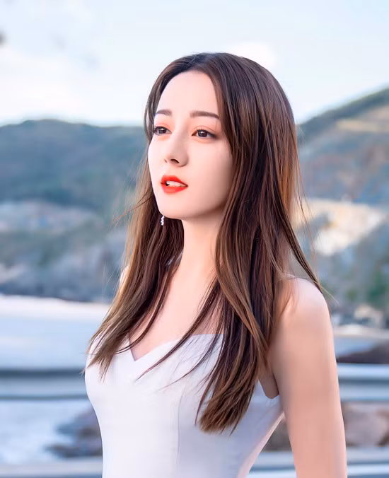 Địch Lệ Nhiệt Ba tốt nghiệp Học viện Sân khấu Điện ảnh, sau đó xuất hiện trên sóng truyền hình với bộ phim A Na Nhĩ Hãn. Theo SCMP, Dương Mịch đã phát hiện ra vẻ đẹp ấn tượng của người đẹp Tân Cương và mời nữ diễn viên về đầu quân cho công ty giải trí. Năm 2019, Địch Lệ Nhiệt Ba lần đầu biểu diễn trong tiệc mừng năm mới của đài CCTV. Xuân Vãn là một trong những sự kiện lớn, quy tụ toàn ngôi sao showbiz, giúp người đẹp nâng cao danh tiếng.