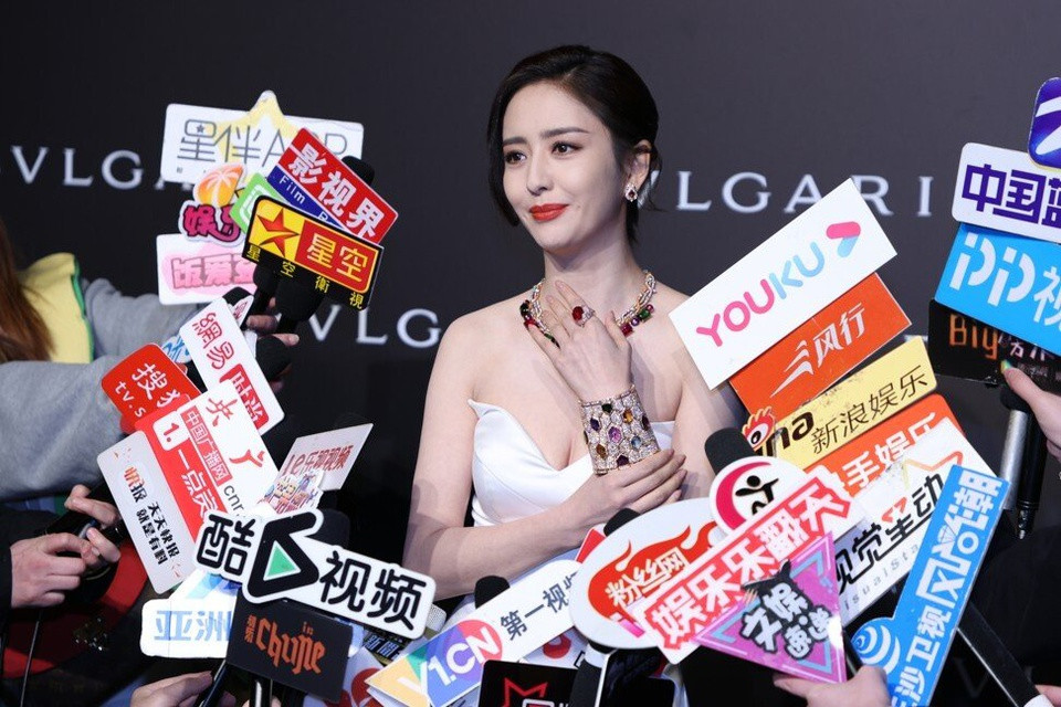 Giữa thị trường giải trí với đại đa số là người Hán, vẻ đẹp của diễn viên Tân Cương nhanh chóng tạo dấu ấn. Đồng Lệ Á là một trong số người đẹp nổi tiếng nhất đến từ Tân Cương. Nữ diễn viên tốt nghiệp chuyên ngành múa của Học viện Nghệ thuật Tân Cương, sau đó là thành viên của Đoàn Ca múa Tân Cương. Được một thời gian, cô theo học diễn xuất tại Học viện Hí kịch Trung ương ở Bắc Kinh, Trung Quốc. Ảnh: Getty.