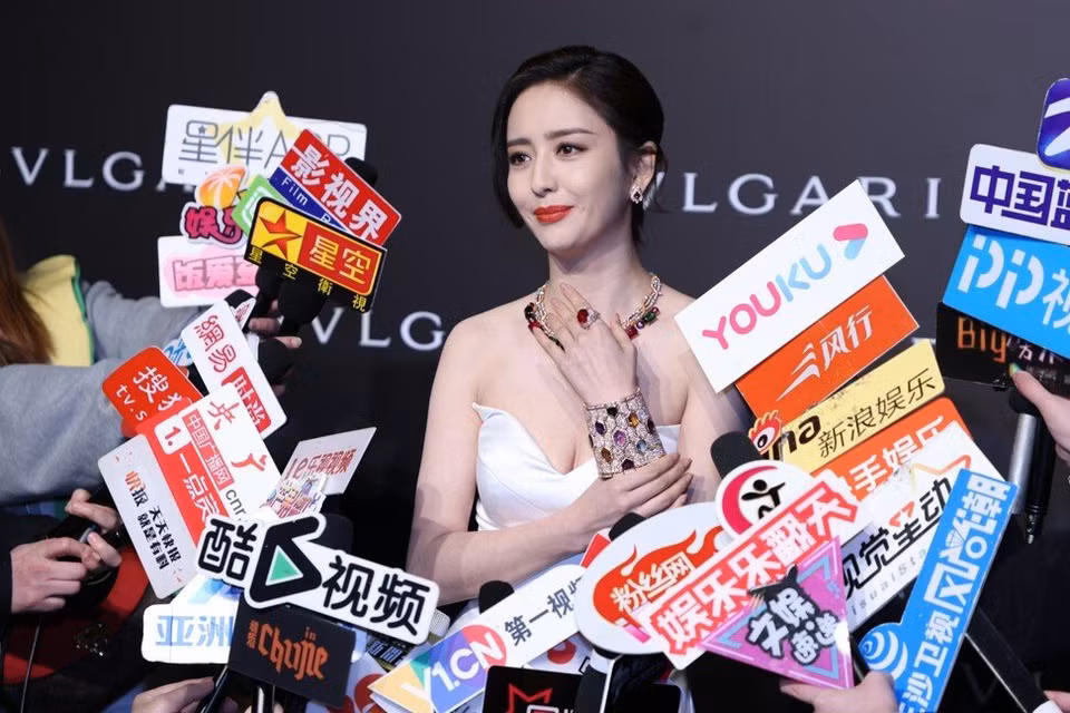 Giữa thị trường giải trí với đại đa số là người Hán, vẻ đẹp của diễn viên Tân Cương nhanh chóng tạo dấu ấn. Đồng Lệ Á là một trong số người đẹp nổi tiếng nhất đến từ Tân Cương. Nữ diễn viên tốt nghiệp chuyên ngành múa của Học viện Nghệ thuật Tân Cương, sau đó là thành viên của Đoàn Ca múa Tân Cương. Được một thời gian, cô theo học diễn xuất tại Học viện Hí kịch Trung ương ở Bắc Kinh, Trung Quốc. Ảnh: Getty.