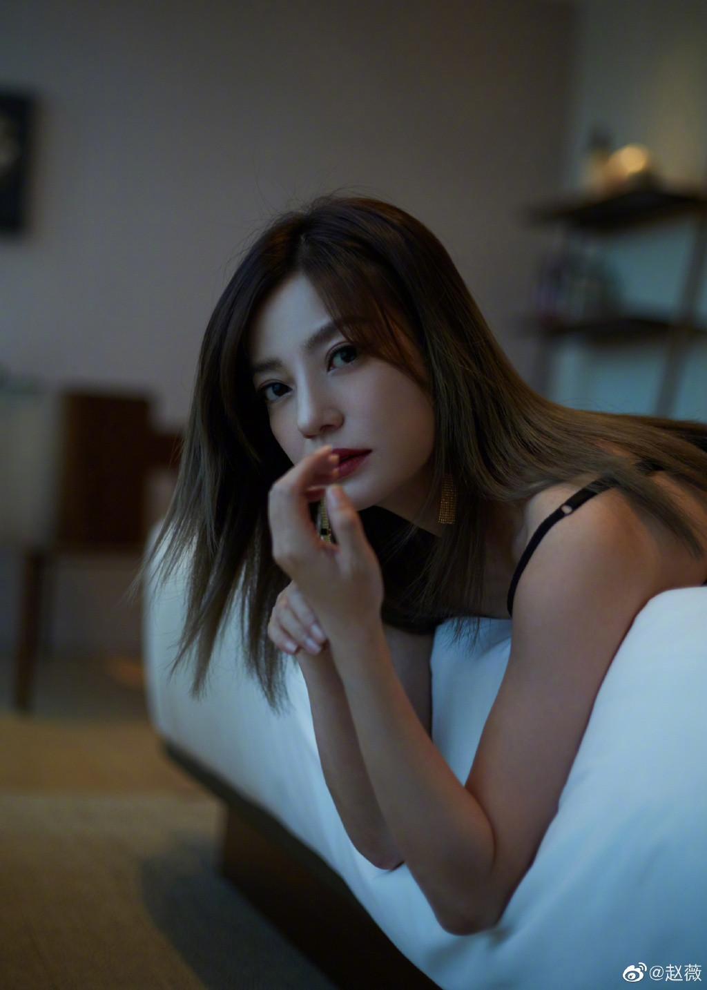 Trên trang cá nhân, Triệu Vy nhận được vô số lời chúc mừng từ phía đồng nghiệp, bạn bè thân thiết trong giới giải trí cũng như người hâm mộ. "Sinh nhật vui vẻ nhé!", Huỳnh Hiểu Minh - bạn cùng lớp đại học năm xưa của nàng "Én nhỏ" gửi lời chúc ngay lúc nửa đêm. "Vy Vy, sinh nhật vui vẻ! Yêu chị!", "Thần tượng của em! Sinh nhật vui vẻ!", Dương Mịch và Dương Tử lần lượt viết.