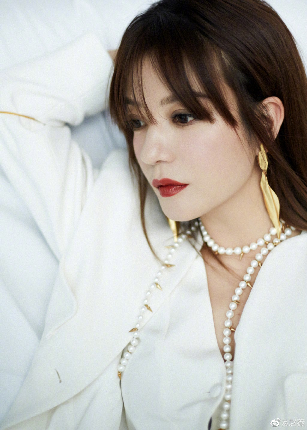 Tháng 9/2020, cánh săn ảnh chụp được loạt ảnh hẹn hò giữa nàng "Tiểu Yến Tử" và Kha Dục Danh. Trang QQ cho hay sau đổ vỡ hôn nhân, Triệu Vy hiện sống chung với vị đạo diễn trẻ tuổi họ Kha. Tuy nhiên, nữ diễn viên chỉ im lặng trước mọi nghi vấn.