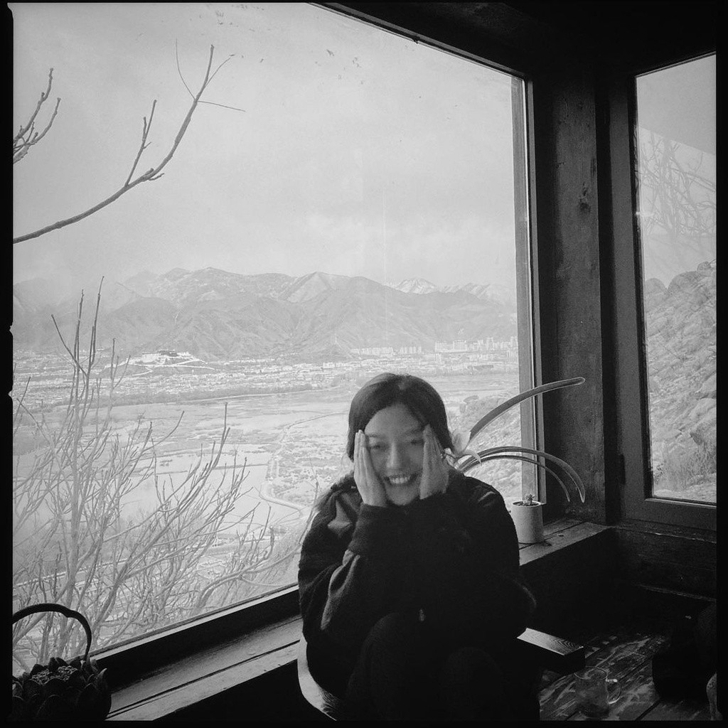 Trang Sina đưa tin ngày 12/3 là sinh nhật đón tuổi 45 của Triệu Vy. Nữ diễn viên đăng tải hình ảnh lẻ bóng, nở nụ cười rạng rỡ kỷ niệm tuổi mới.