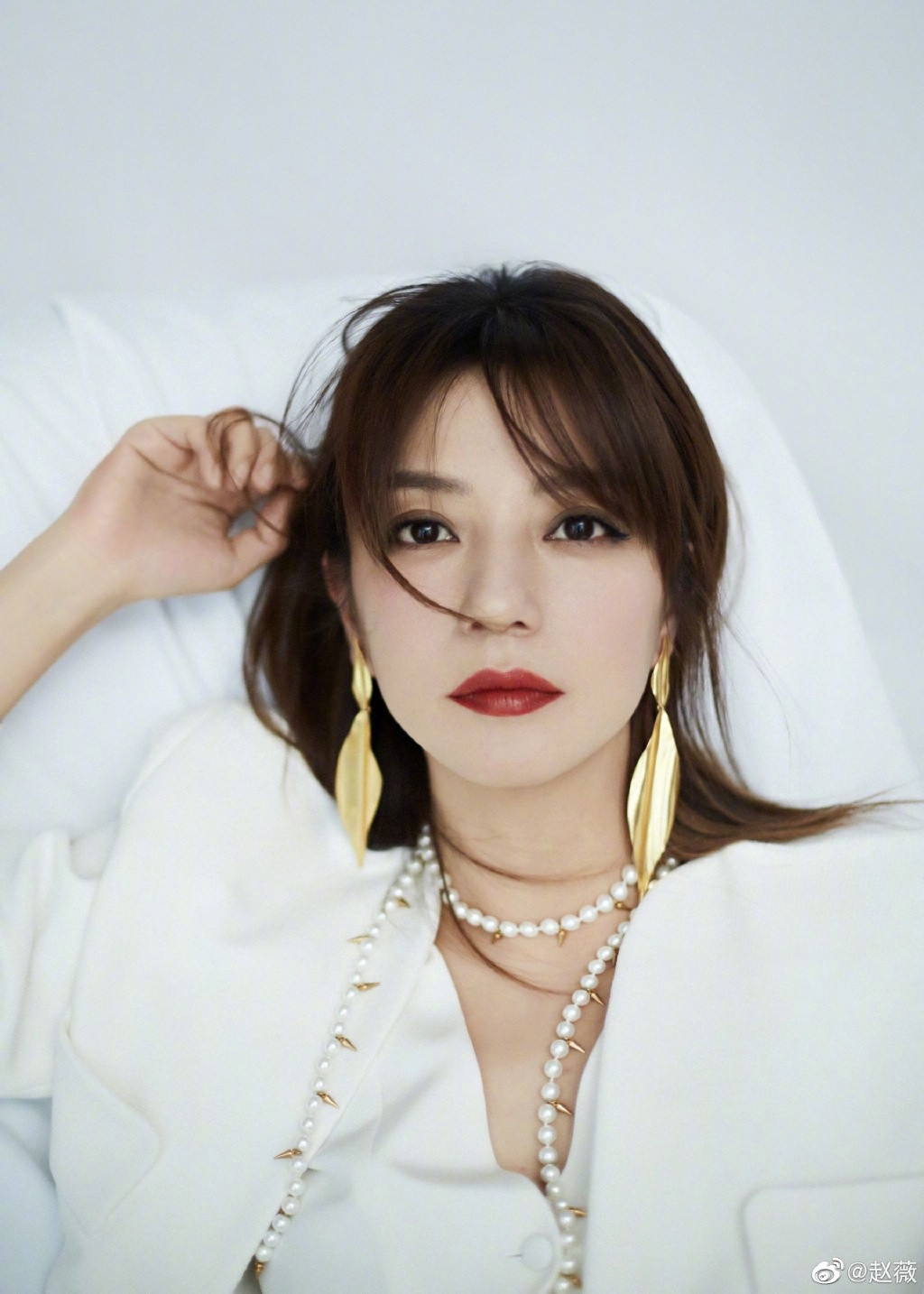 Thời gian gần đây, hôn nhân của Triệu Vy và Huỳnh Hữu Long là tâm điểm của dư luận Trung Quốc. Cả hai vướng nghi vấn bí mật ly hôn sau 12 năm chung sống. Nguyên nhân được cho là xuất phát từ vụ án gian lận tài chính vợ chồng cô vướng phải vào năm 2018.