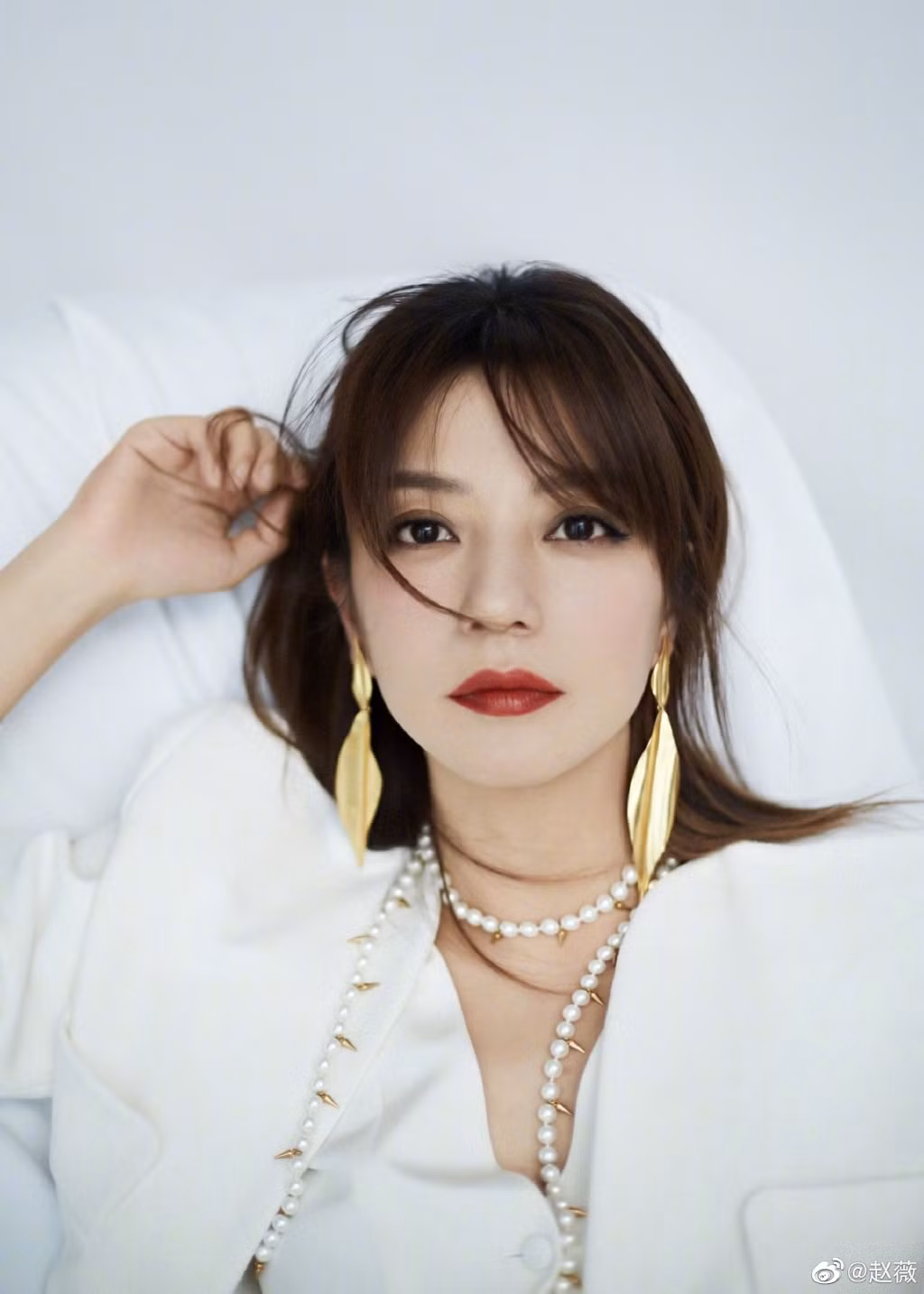 Thời gian gần đây, hôn nhân của Triệu Vy và Huỳnh Hữu Long là tâm điểm của dư luận Trung Quốc. Cả hai vướng nghi vấn bí mật ly hôn sau 12 năm chung sống. Nguyên nhân được cho là xuất phát từ vụ án gian lận tài chính vợ chồng cô vướng phải vào năm 2018.