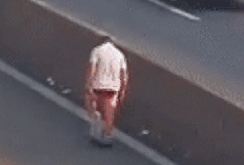 Ong chu bat ngo coi do, lao ra duong an va roi danh canh sat