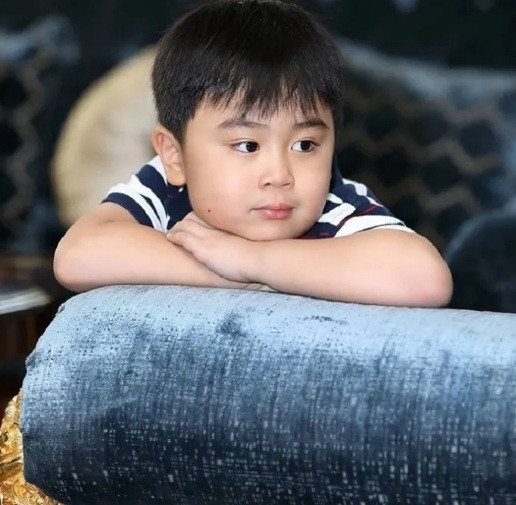 Con trai ut cua CEO Dai Nam su dung smartphone hieu gi?