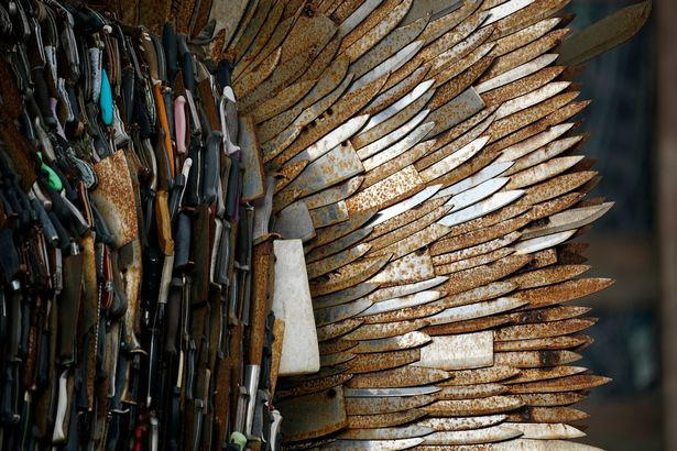 Để thực hiện ý tưởng này, nhóm đã liên hệ với lực lượng cảnh sát để xin được thu thập dao. Sau đó, họ đặt khoảng 200 thùng đựng dao ẩn danh ở đồn cảnh sát và chuyển số thu được về Shropshire. Ảnh: Boredpanda.