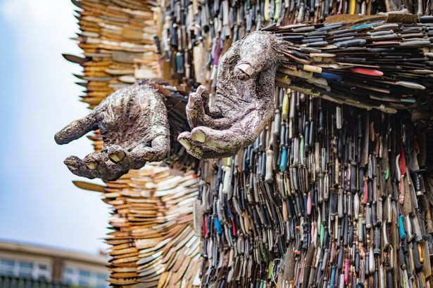 Đôi bàn tay chìa ra của bức tượng như thể hiện thông điệp "bỏ dao xuống". Ảnh: Gazettelife.