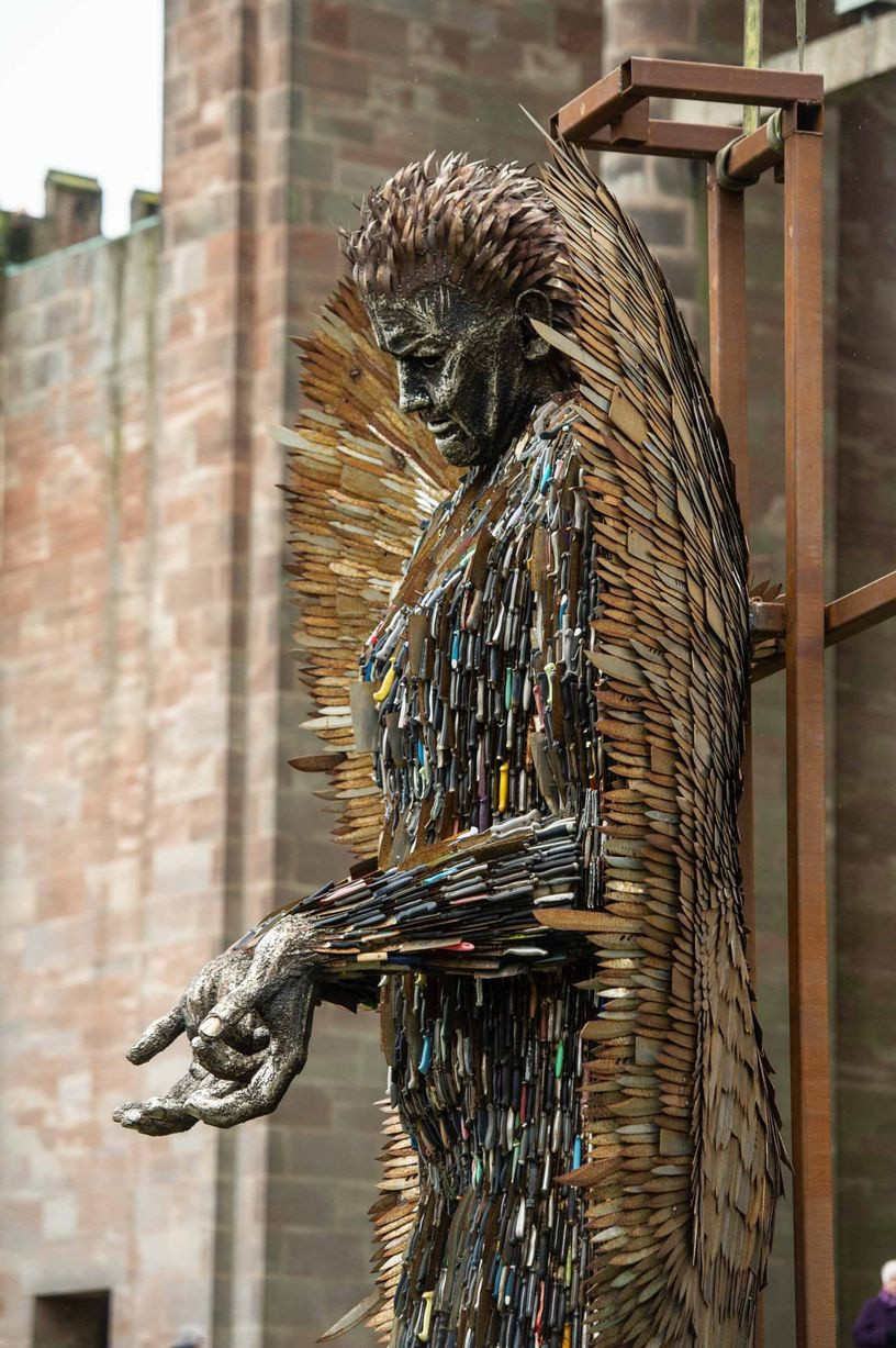 Phần cánh được tạo hình bằng lưỡi dao, đem lại vẻ ngoài như những chiếc lông vũ. Ảnh: Boredpanda.