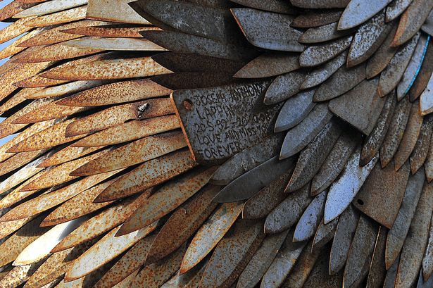 Đặc biệt, nhóm nghệ sĩ đã giữ liên hệ với các gia đình mất người thân vì tội ác và bạo lực dùng dao. Họ được mời gửi những thông điệp để khắc lên lông cánh của thiên thần. Đồng thời, lời của những người phạm tội đã hối cải và giờ phản đối bạo lực cũng được khắc lên những con dao. Ảnh: Gazettelife.