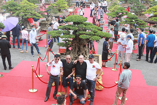 Sự có mặt của “Tiên lão giáng trần” khiến không khí triển lãm sôi động.