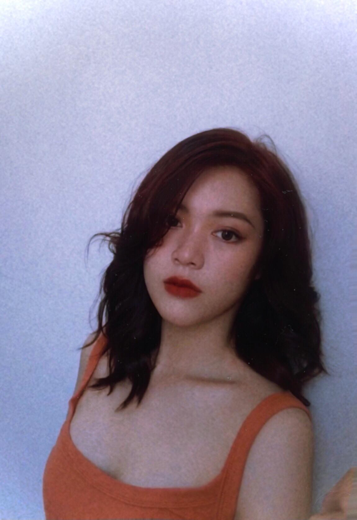 Cuộc sống chỉ mang đến cho bạn 10% cơ hội thôi, 90% còn lại là cách mà bạn phản ứng với nó. Và mình tâm niệm rằng phải luôn nỗ lực hướng về phía trước để có thể nhìn thấy cơ hội trong khó khăn và khi chúng ta tin là mình có thể thì rồi cuối cùng sẽ chạm được đến thành công.