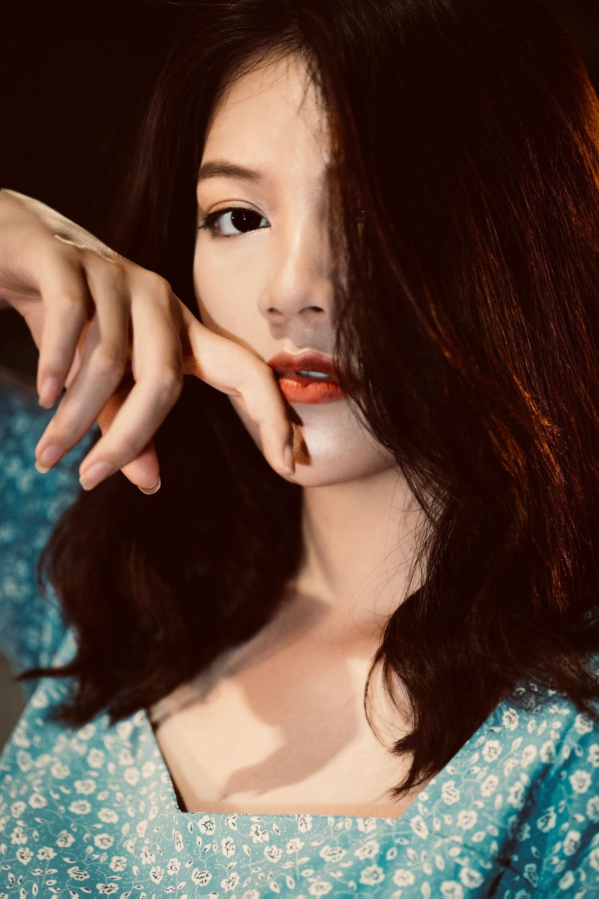 Mình học khối lý luận nhưng lại cực kì đam mê với cây mic và khi được tham gia sinh hoạt tại clb MC của trường mình như "cá gặp nước" vậy. AMC đã cho mình những bài học kinh nghiệm đầu tiên, là nơi mình được gặp gỡ, học hỏi các anh chị tiền bối, nơi mang tới cho mình những tình bạn đẹp và cả những kỉ niệm mà mình sẽ không bao giờ quên.