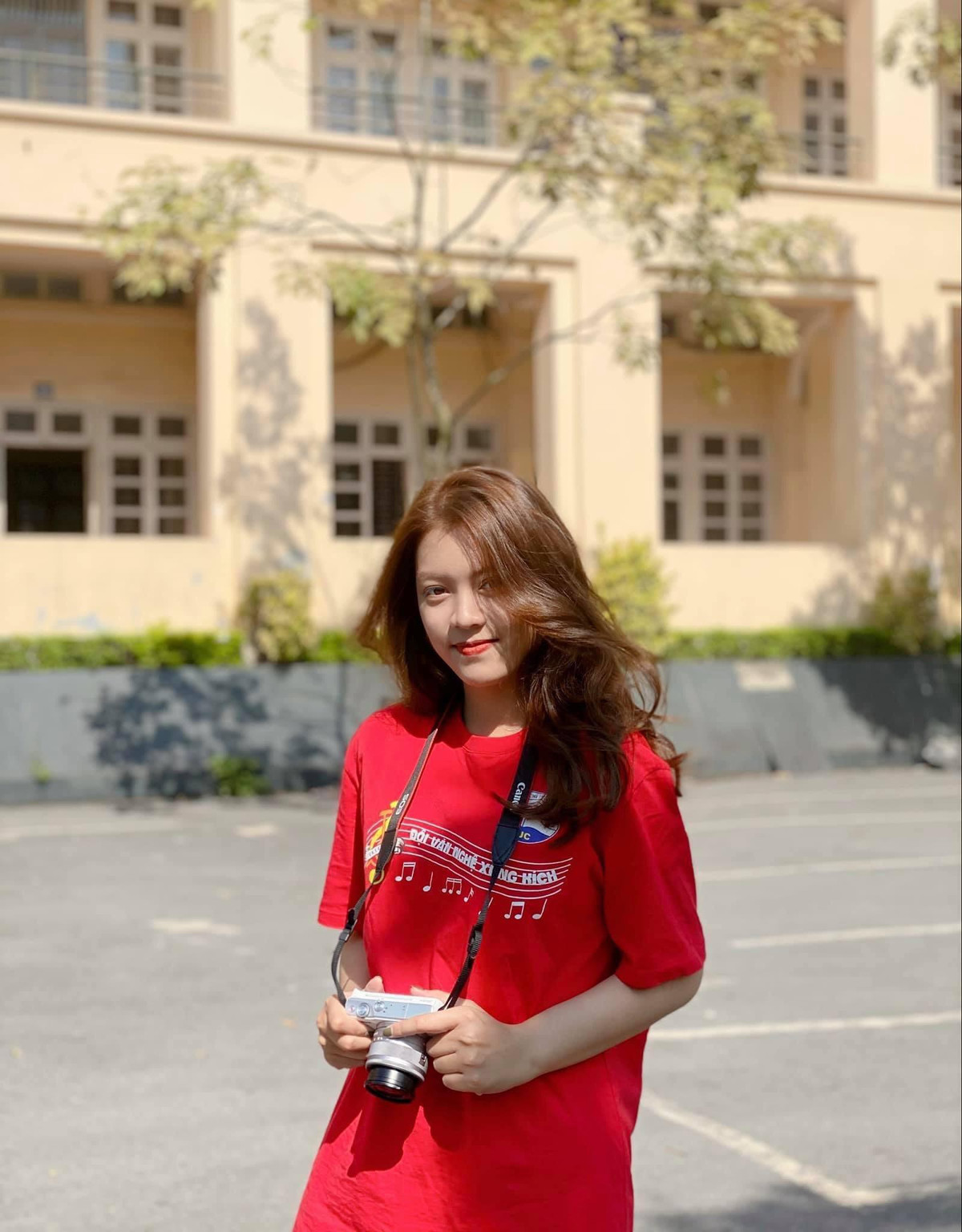 Mọi người thường hay trêu đùa mình là đứa rất có duyên với nghề vì có được nhiều cơ hội đi dẫn. Bản thân mình cảm thấy hạnh phúc vì điều đó, nhưng mình cũng hiểu dẫn chương trình là một công việc khó và đòi hỏi nhiều yếu tố kỹ năng, nếu không trau dồi kiến thức và luyện tập hàng ngày thì may mắn thôi không đủ để mình trở thành một người dẫn dắt chương trình.