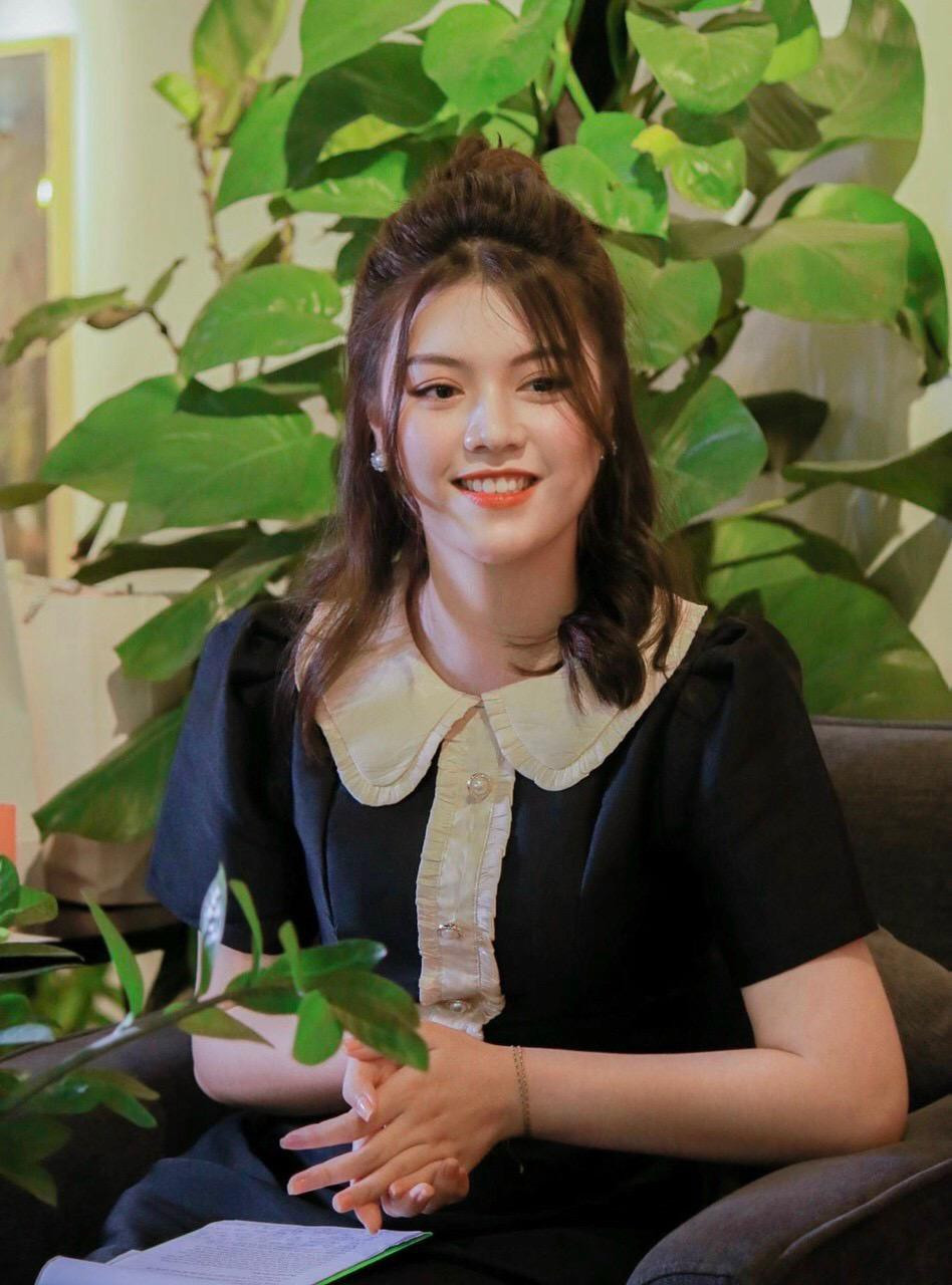 Những khó khăn trong cuộc sống có lẽ là điều mà ai rồi cũng phải trải qua và mình cũng không tránh khỏi. Nhưng chính khoảng thời gian tồi tệ nhất đó bản thân mình đã lựa chọn tiến về phía trước thay vì đổ lỗi cho số phận. Và tháng 3 năm nay, đối với mình đó chính là một dấu mốc quan trọng khi quyết định thử thách bản thân tại Speak Up cuộc thi tìm kiếm người dẫn chương trình.