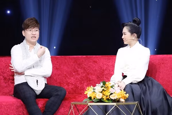 Luong Bich Huu khoe mon qua ma Ung Hoang Phuc tang luc khoi nghiep-Hinh-3