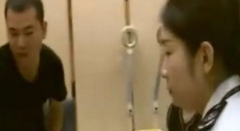 Dang xong hoi, co gai hoang khi thay nguoi dan ong la buoc vao-Hinh-2