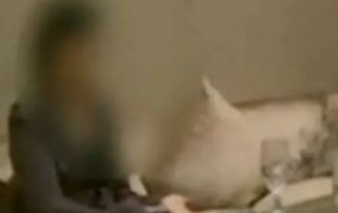 Dang xong hoi, co gai hoang khi thay nguoi dan ong la buoc vao