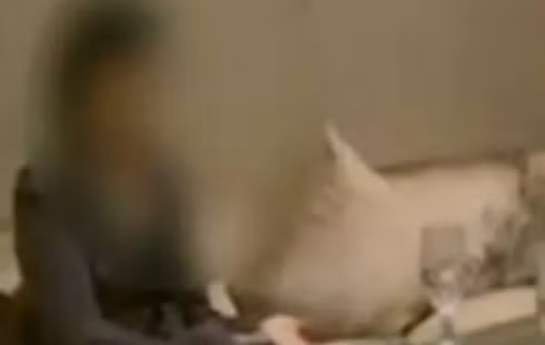 Dang xong hoi, co gai hoang khi thay nguoi dan ong la buoc vao