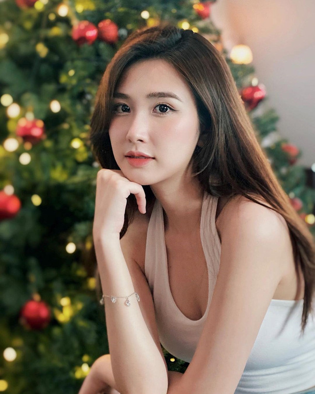 Cặp đôi từng công khai tình cảm và chia sẻ nhiều hình ảnh mặn nồng bên nhau. Hoàng Anh cũng thường xuyên đến sân cỏ cổ vũ Văn Hậu thi đấu.