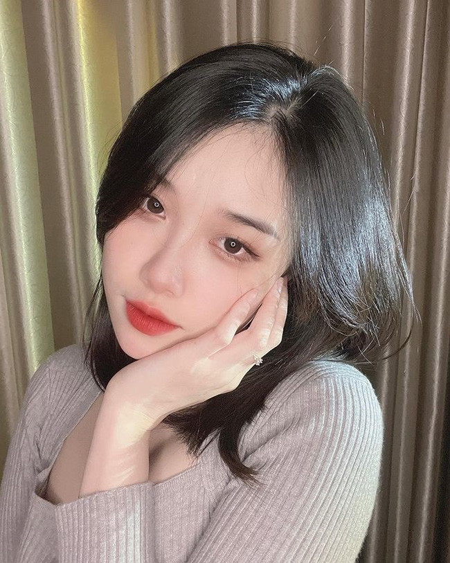 Nguyễn Trang Nhung (biệt danh Nhung Bum) là bạn gái cũ của cầu thủ Văn Toàn. Cả hai từng có nhiều năm gắn bó bên nhau.