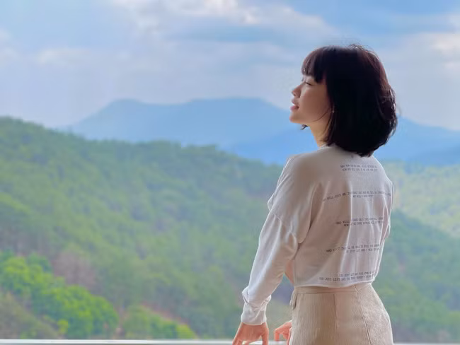 Trên Facebook, Trang Nhung thường chia sẻ những caption vui vẻ và lạc quan.