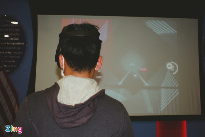 Hoc sinh truong Ams sang tao robot, kinh thuc te ao VR-Hinh-2