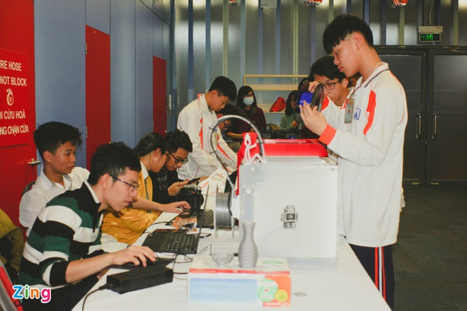 Hoc sinh truong Ams sang tao robot, kinh thuc te ao VR