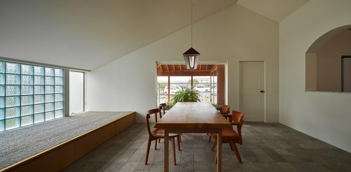 Tại tầng 1, phòng ngủ, phòng khách và phòng ăn được ngăn cách bởi một kệ lớn kéo dài về phía trần nhà cao gấp đôi nhưng vẫn đảm bảo việc người ở các phòng có thể dễ dàng giao tiếp với nhau bằng cách cảm nhận sự hiện diện của nhau qua kính hoặc bằng cách mở một cánh cửa nhỏ.