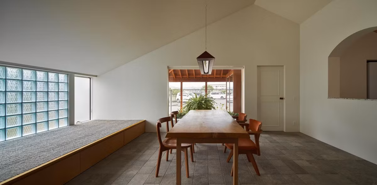 Tại tầng 1, phòng ngủ, phòng khách và phòng ăn được ngăn cách bởi một kệ lớn kéo dài về phía trần nhà cao gấp đôi nhưng vẫn đảm bảo việc người ở các phòng có thể dễ dàng giao tiếp với nhau bằng cách cảm nhận sự hiện diện của nhau qua kính hoặc bằng cách mở một cánh cửa nhỏ.