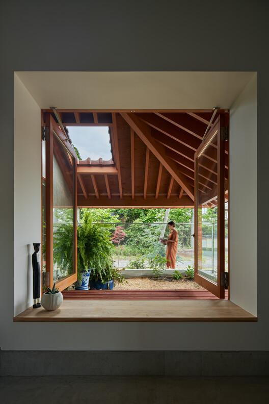 Phòng tắm nắng được che một phần bằng hỗn hợp gạch kính để lấy sáng. Khung của tòa nhà để trần, thậm chí có thể nhìn thấy mặt dưới của gạch trong.