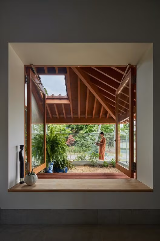 Phòng tắm nắng được che một phần bằng hỗn hợp gạch kính để lấy sáng. Khung của tòa nhà để trần, thậm chí có thể nhìn thấy mặt dưới của gạch trong.