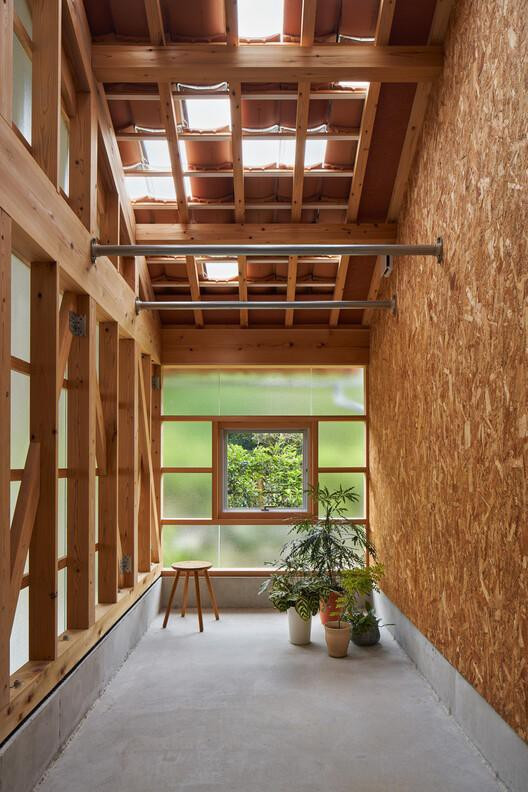 Lối vào nhà hàng ngày thông qua nhà để xe ở đầu phía đông và phòng tắm nắng, cũng là nơi chắn gió và khu vực phơi đồ.