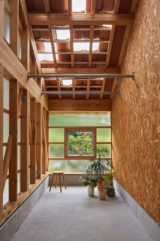 Lối vào nhà hàng ngày thông qua nhà để xe ở đầu phía đông và phòng tắm nắng, cũng là nơi chắn gió và khu vực phơi đồ.