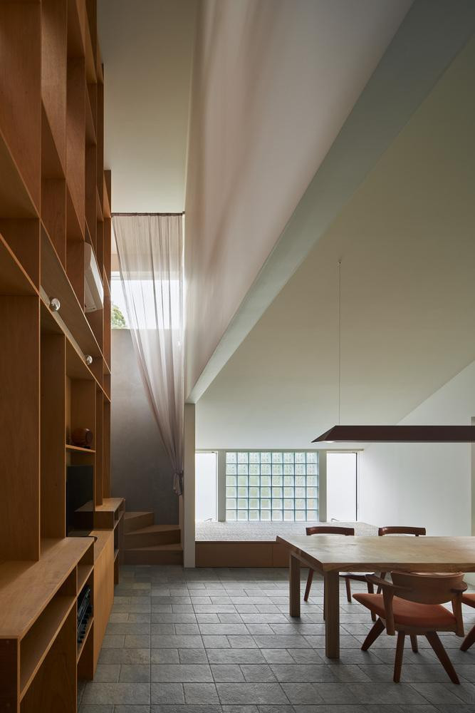 Theo kiến trúc sư, căn nhà này góp phần thu hẹp khoảng cách giữa hai thế hệ, được đặc trưng bởi sự “không đồng đều” giữa chất liệu cũ và mới, đem lại sự tiện nghi của lối sống hiện đại nhưng vẫn lưu giữ được không gian xưa cũ.